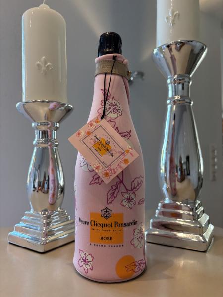 Champagner Frankreich Veuve Clicquot Rosé 0,75 l Flasche im Ice-Jacket mit Blumen